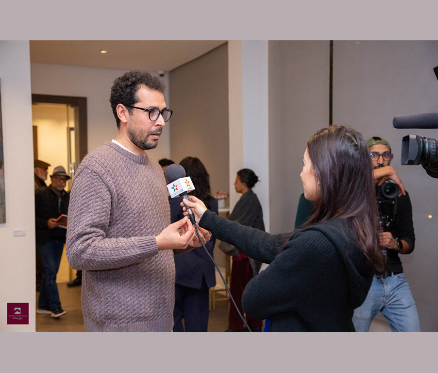 Revue de presse de l'exposition «Cartographie du déplacement» de Yassine Chouati - Al Aoula
